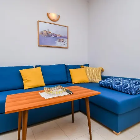 Live Apartment *